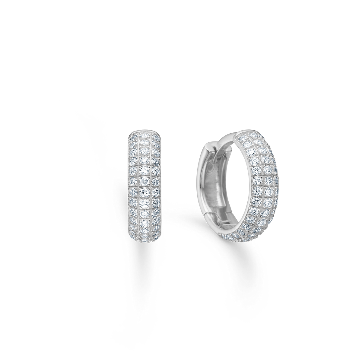 Mads Z Lunette 11 mm silberne Creolen mit glänzender Oberfläche und klaren Topassteinen, Modell 2116135-1.