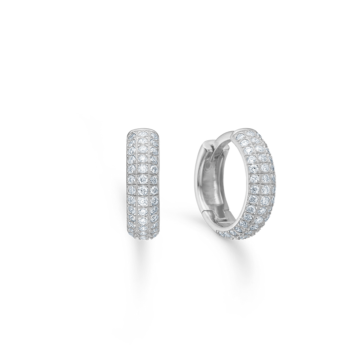 Mads Z Lunette 11 mm silberne Creolen mit glänzender Oberfläche und klaren Topassteinen, Modell 2116135-1.