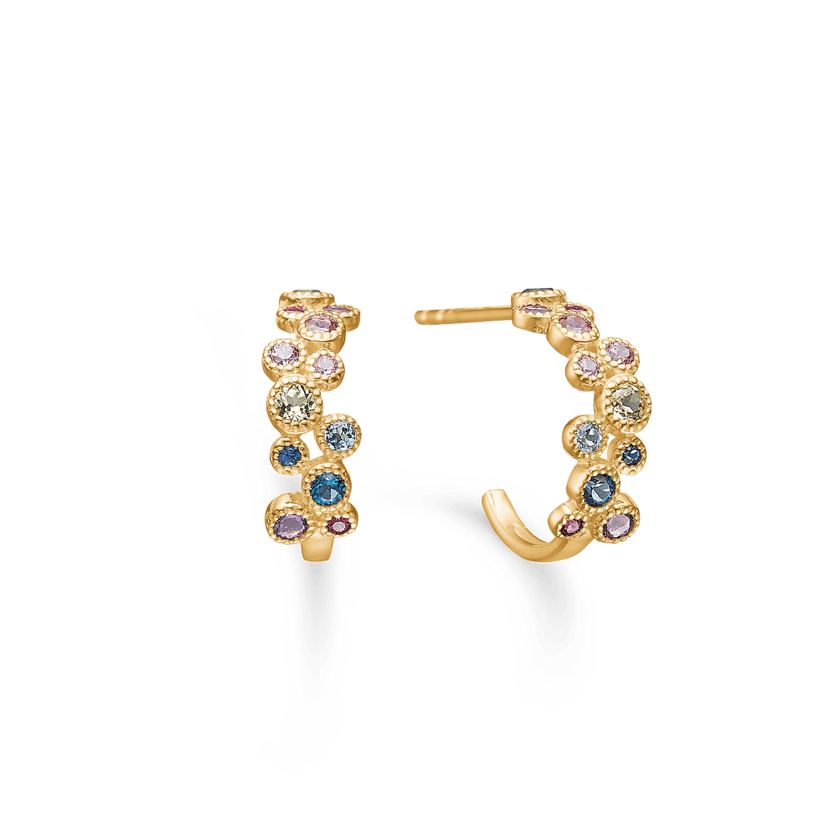 Mads Z Luxury Rainbow Petite Creole aus 14-karätigem Gold präsentiert elegante goldene Creolen mit farbigen Steinen. Modell 1514067.