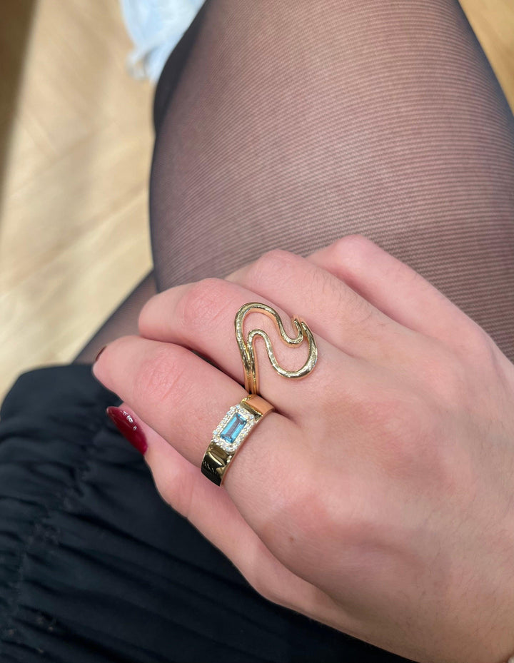 Der Ring aus 14-karätigem Gold von Mads Z Mira wird am Finger getragen, das elegante Wellendesign ist deutlich sichtbar, Modell 1540129-001.