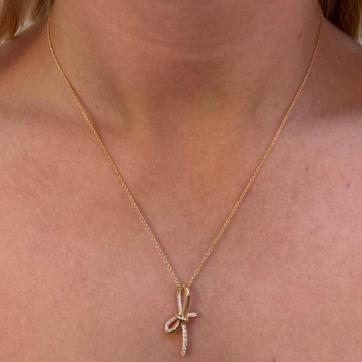 Mads Z Miss Butterfly goldener Schleifenanhänger mit Diamanten, der um den Hals getragen wird. Modell 1531003-2