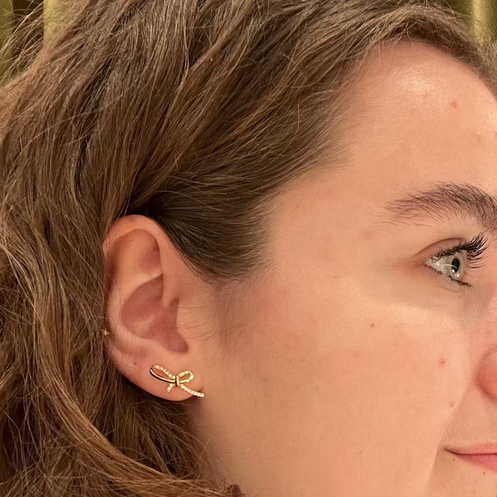 Mads Z Miss Butterfly Schleifenohrringe in Gold mit Diamanten am Ohr der Frau, Modell 1511003-2