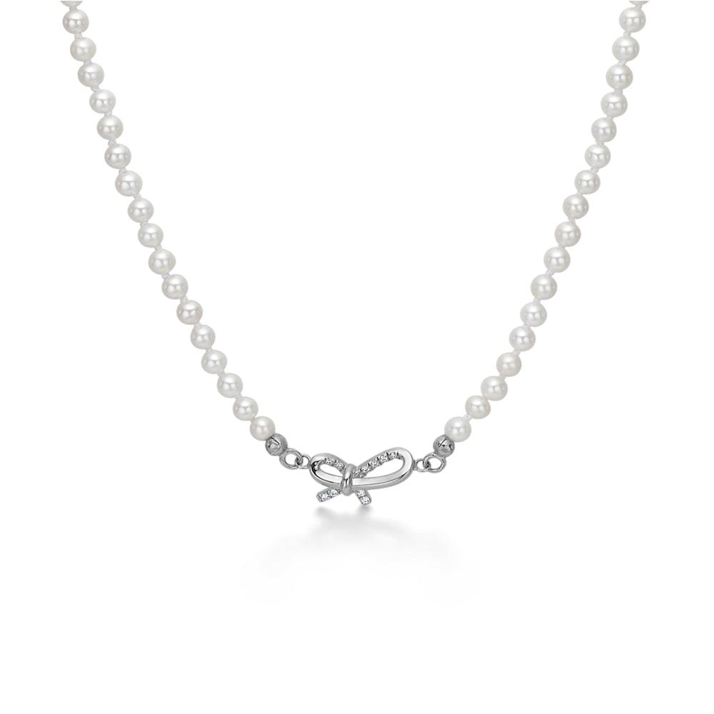 Mads Z Miss Butterfly silberne Perlenkette mit Schleifenanhänger, weißen Perlen und klarem Schleifendesign. Modell 2123030