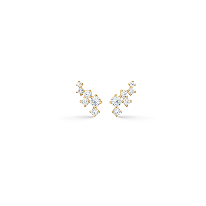 Mads Z Noemi Goldohrringe mit Zirkonia, elegante Ohrringe mit klaren Steinen auf weißem Hintergrund. Modell 3317064.