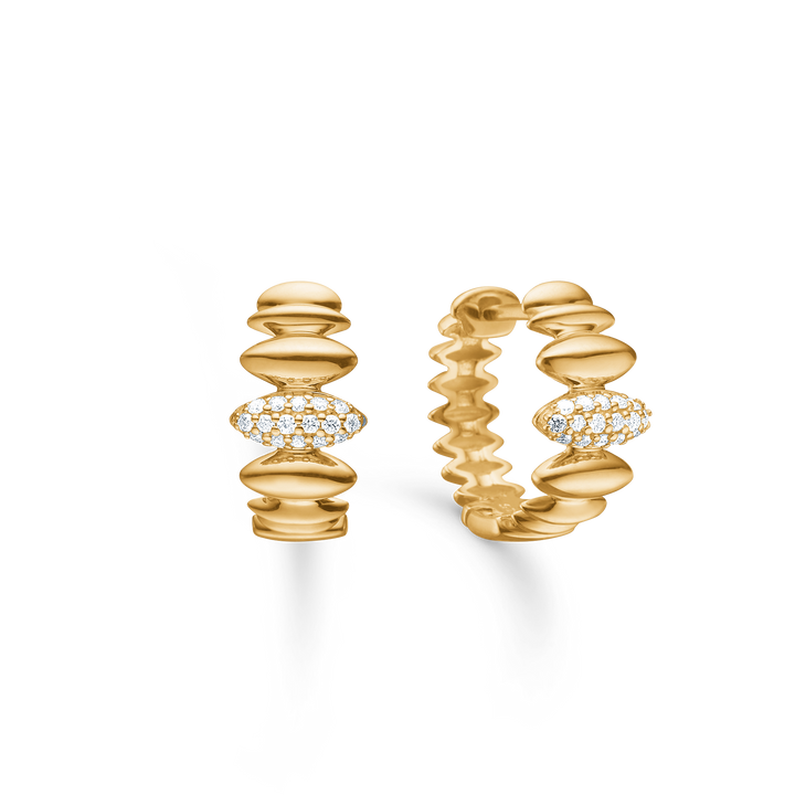 Mads Z Orielle 14kt Creole 0,10ct w si zeigt ein Set goldener Ohrringe mit runden Details und kleinen klaren Steinen. Modell 1511020-1