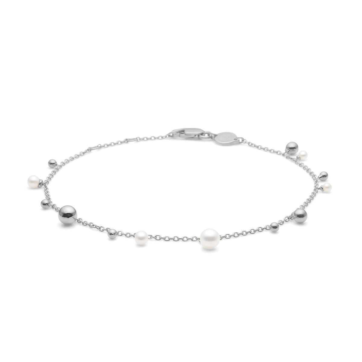 Mads Z Silver Bubbles N Pearls Silberarmband mit feinen weißen Perlen und glänzenden Kugeldetails, Modell 2153166-1.