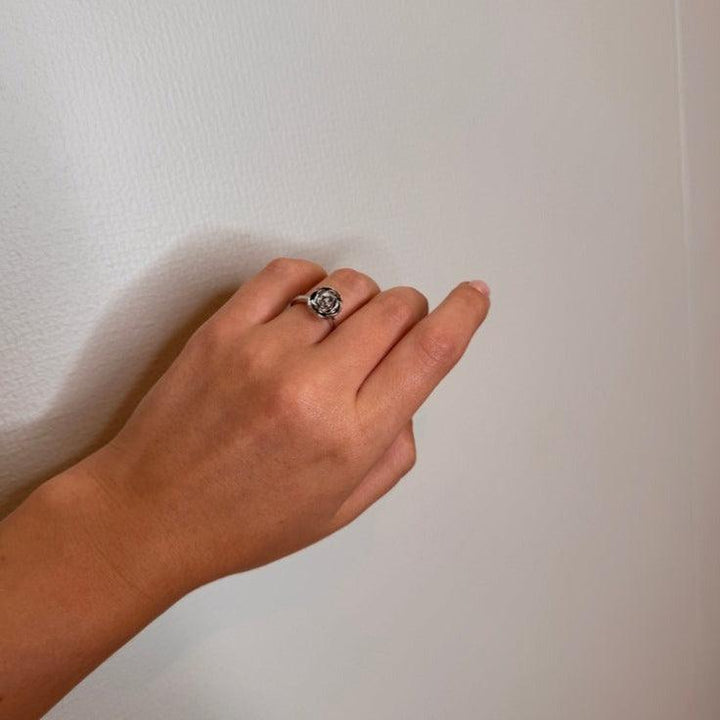 Mads Z Silver Rosalie Ring M Medium Rose abgebildet, elegantes Silber mit Rosettendetail, Modell 2140157-001