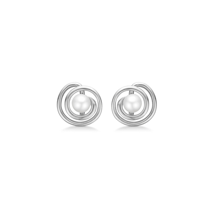 Mads Z Silver Swirl Pearl Silberohrringe mit runder weißer Perle in gedrehtem Design. Modell 2113083-1