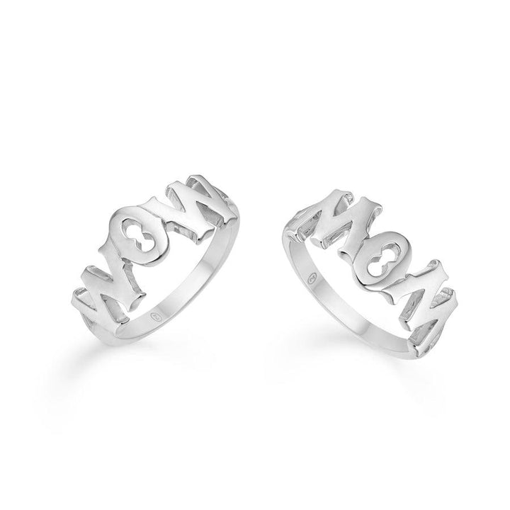 Mads Z Silver WowMom Ring aus zwei Blickwinkeln, in glänzender Silberfarbe mit eingraviertem Text. Modell 2140097-001