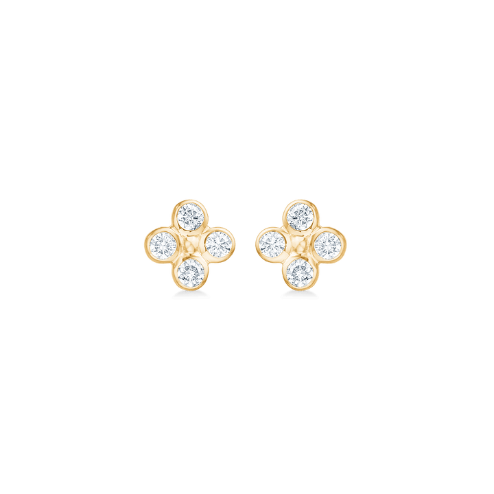 Mads Z Sophia's Bloom Ohrstecker aus 14-karätigem Gold mit 0,16 ct W/SI zeigt kleine blütenförmige Ohrstecker aus Gold mit Diamanten. Modell 1511194-1