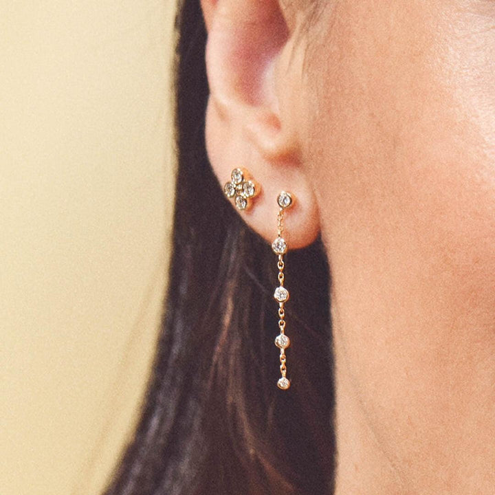 Mads Z Sophia's Bloom Ohrstecker aus 14-karätigem Gold mit 0,16 ct W/SI, getragen abgebildet, Blume und Kette mit Diamanten. Modell 1511194-2