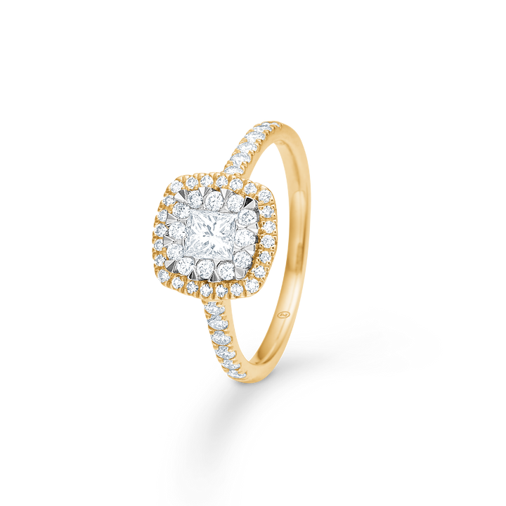 Mads Z Stellaire 14kt Cushion Ring 0,65ct W SI zeigt einen eleganten Goldring mit quadratischen Diamanten und Pavé-Details. Modell 1541045-001