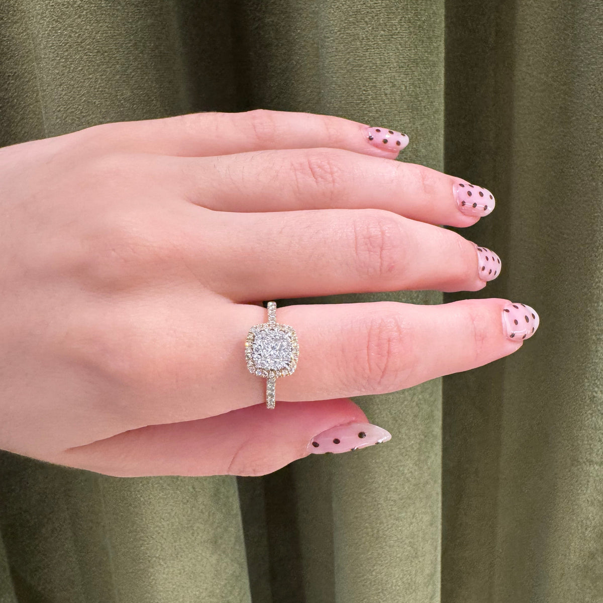 Mads Z Stellaire 14kt Cushion Ring 0,65ct W/SI hervorgehoben auf der Hand, Diamantring aus Weißgold. Modell 1541045-001