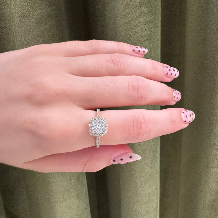 Mads Z Stellaire 14kt Cushion Ring 0,65ct W/SI hervorgehoben auf der Hand, Diamantring aus Weißgold. Modell 1541045-001