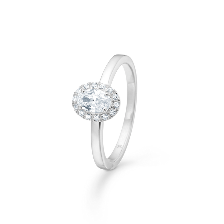 Mads Z Stellar Ring aus Silber mit Zirkonia, klassischer Ring mit ovaler Mitte und Heiligenschein. Modell 3147001-001.