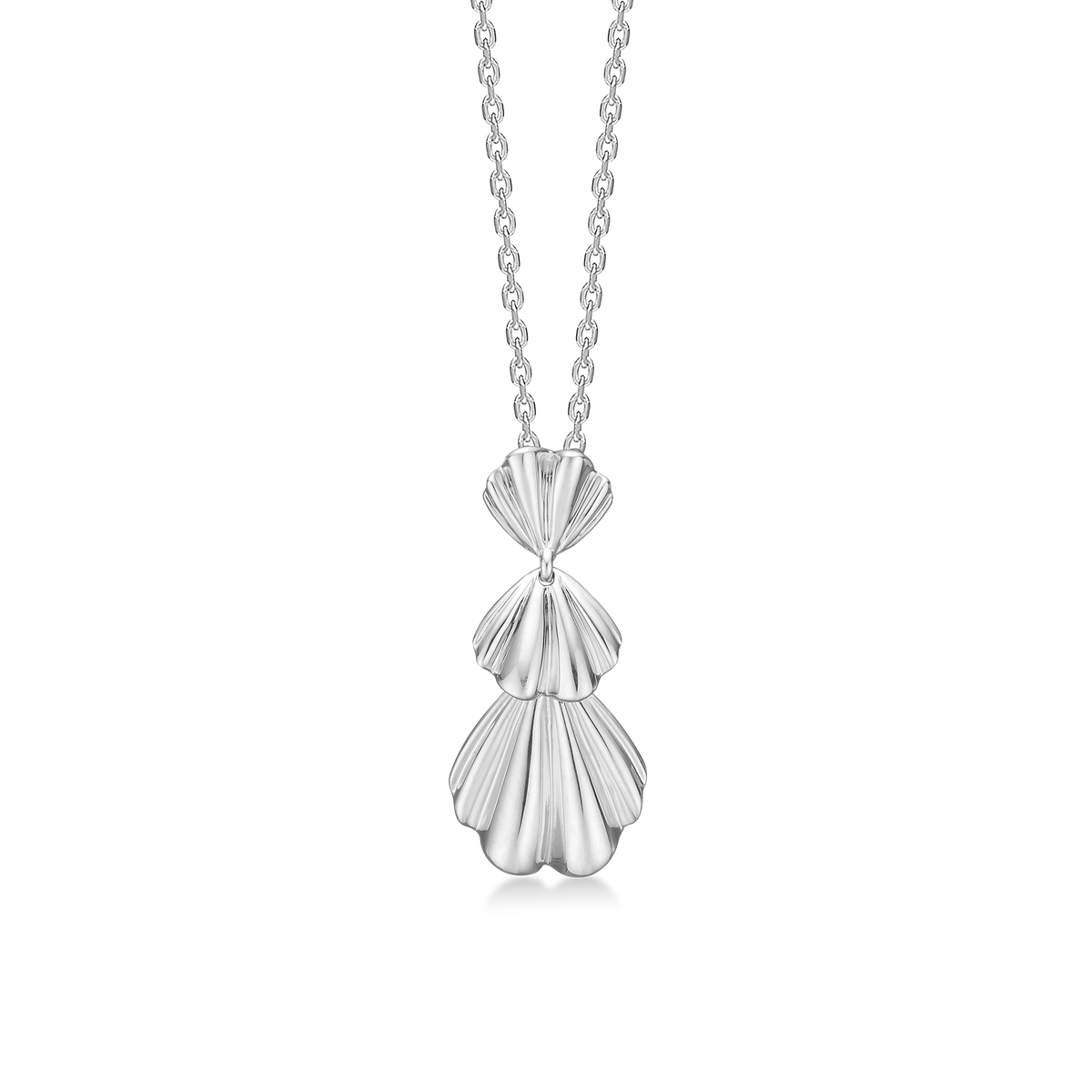 Mads Z Velvet Halskette in Silber mit dreiteiligem, glänzendem Anhänger in organischer Form. Modell 2120189