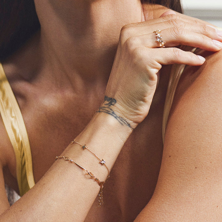 Mads Z Vesper Armband aus 14-karätigem Gold mit Sternen, elegant am Handgelenk in einem goldenen Farbton. Modell 1551197-2