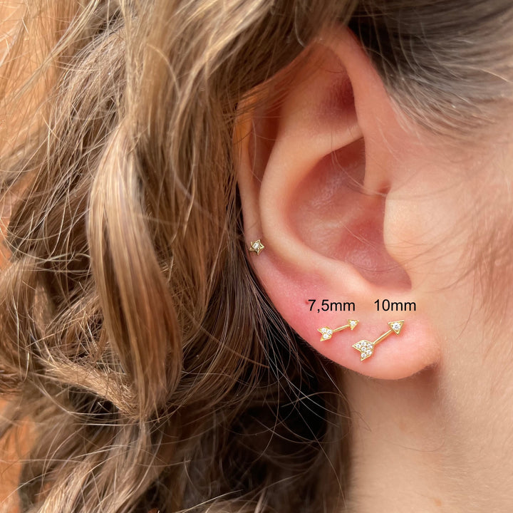 Maria Tash 10 mm Diamantpfeil-Gewindestecker, abgebildet im Ohrläppchen montiert, Gold mit Diamanten, Modell xar10d-001-2.