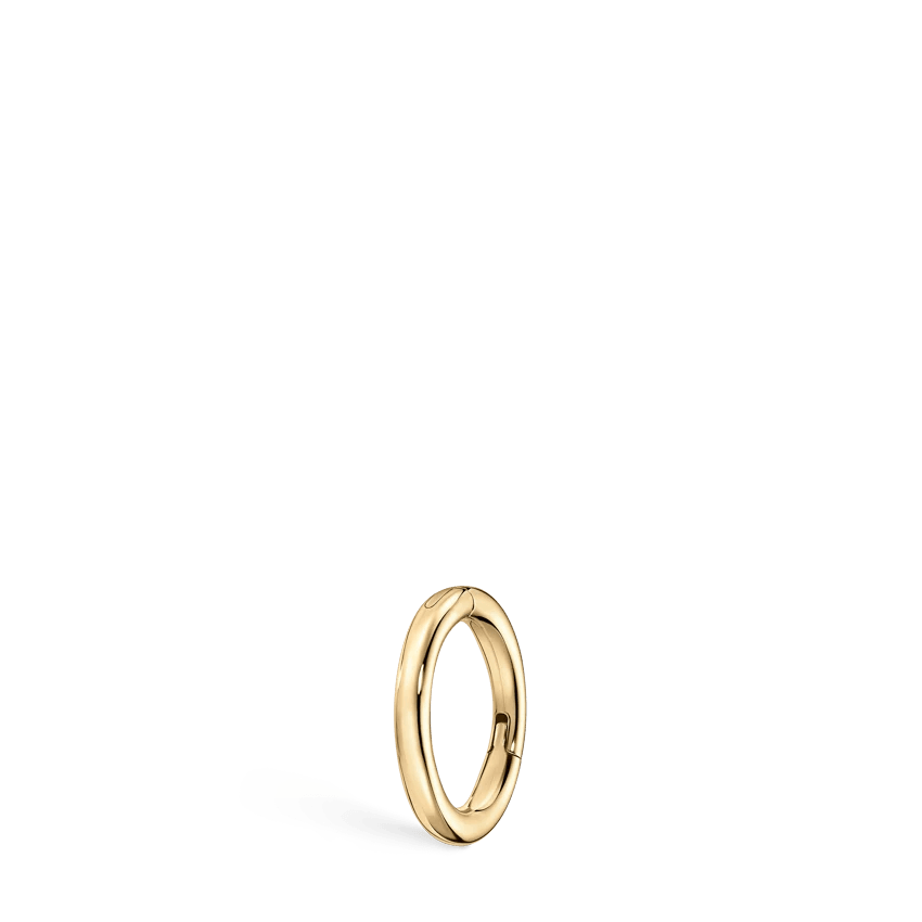 Maria Tash 5 mm schlichter goldener Creolen in glänzendem Gold, einfaches Modell vor schlichtem Hintergrund. Modell xr-yg-d5-g18-1