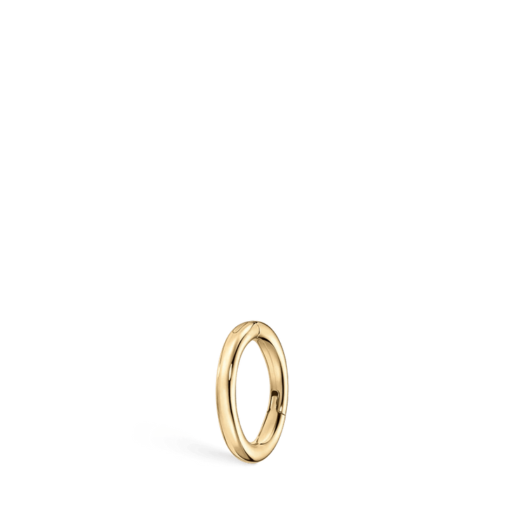 Maria Tash 5 mm schlichter goldener Creolen in glänzendem Gold, einfaches Modell vor schlichtem Hintergrund. Modell xr-yg-d5-g18-1