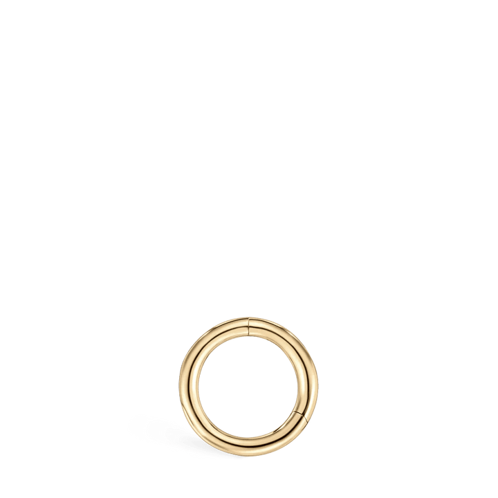 Der Maria Tash 5 mm Plain Gold Hoop wird als schlichter, runder Ohrring in schlichtem Gold dargestellt. Modell xr-yg-d5-g18-2