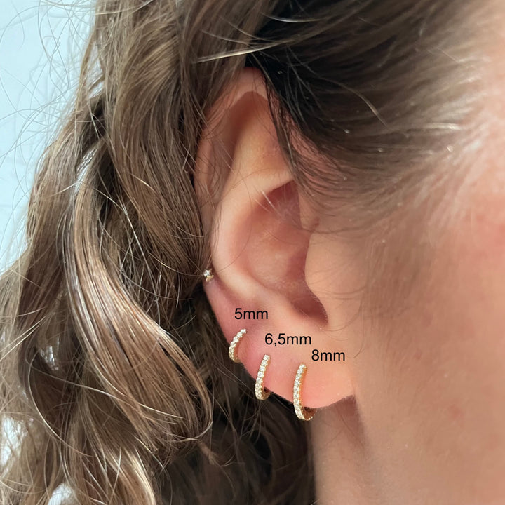 Maria Tash 6,5 mm Diamant-Ewigkeitsring 18 Karat erscheint im Ohr, eleganter Goldring mit funkelnden Diamanten. Modell XET65D-2