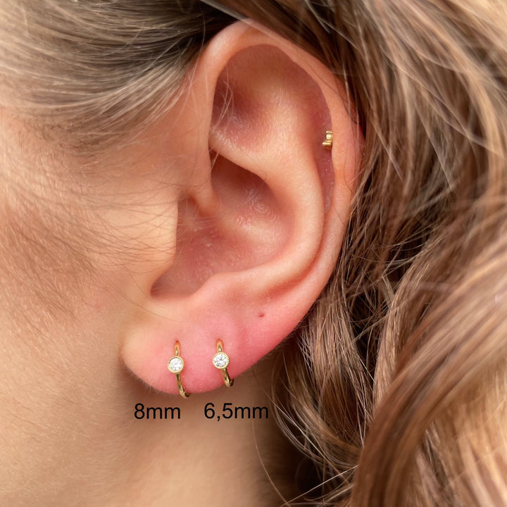 Maria Tash 6,5 mm gewellter Diamant-Clicker aus 18-karätigem Gold wirkt elegant und diskret im Ohr. Modell xrsc65d-2.