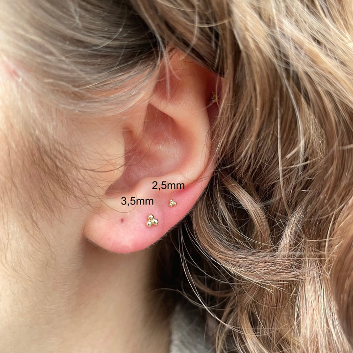 Maria Tash Ball Trinity Threaded Stud 2,5 mm in Gold, elegantes Detail im Ohr am Körper, Modell xbtr-yg-w25-001-2