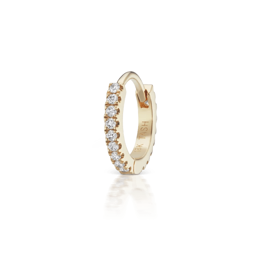 Maria Tash Diamond Eternity Hoop 8 mm, 18 Karat, präsentiert als einzelner goldener Ohrring mit klaren Diamanten. Modell xetd-yg-d8-1.