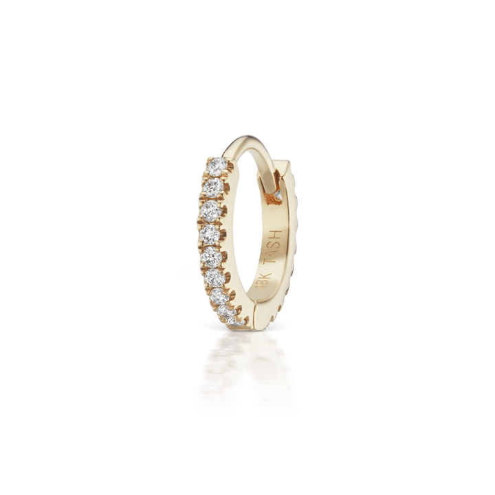 Maria Tash Diamond Eternity Hoop 8 mm, 18 Karat, präsentiert als einzelner goldener Ohrring mit klaren Diamanten. Modell xetd-yg-d8-1.