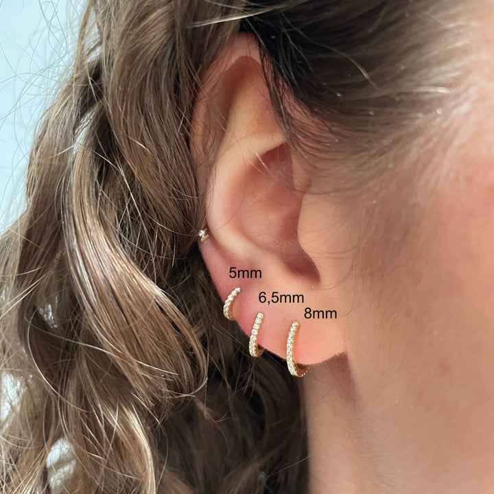 Maria Tash Diamond Eternity Hoop 8 mm 18 Karat erscheint am Ohr, elegante Goldfarbe mit Diamanten. Modell xetd-yg-d8-2