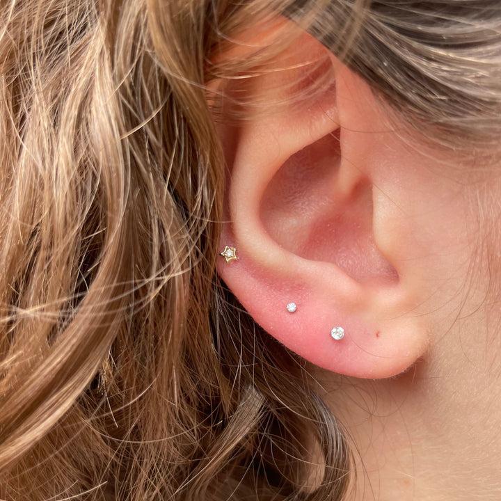 Maria Tash Diamond Solitaire Star XSSTARD YG-Ohrring in Gold mit Sterndesign im Ohr. Modell W3-001-2.