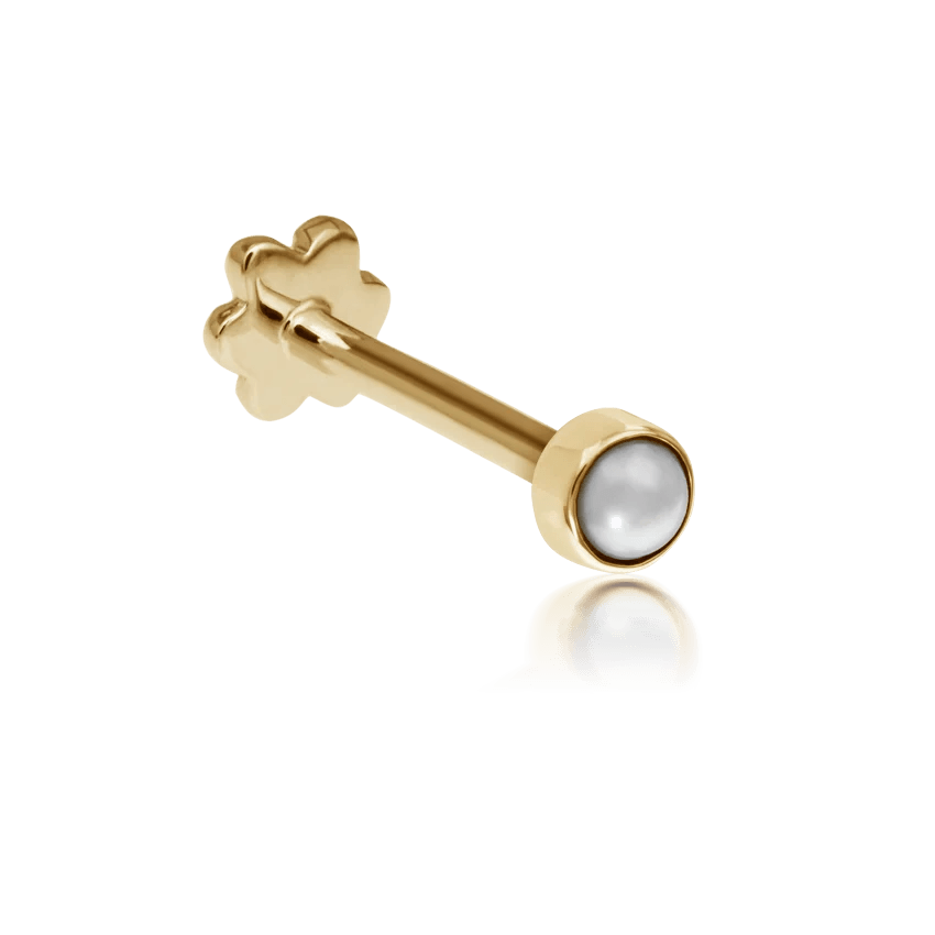 Maria Tash-Ohrstecker mit Naturperle, 14 Karat, abgebildet in hellem Gold mit runder weißer Perle. Modell xpe-yg-w2-001-1