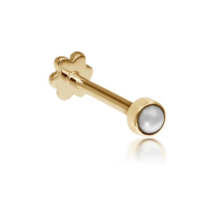 Maria Tash-Ohrstecker mit Naturperle, 14 Karat, abgebildet in hellem Gold mit runder weißer Perle. Modell xpe-yg-w2-001-1