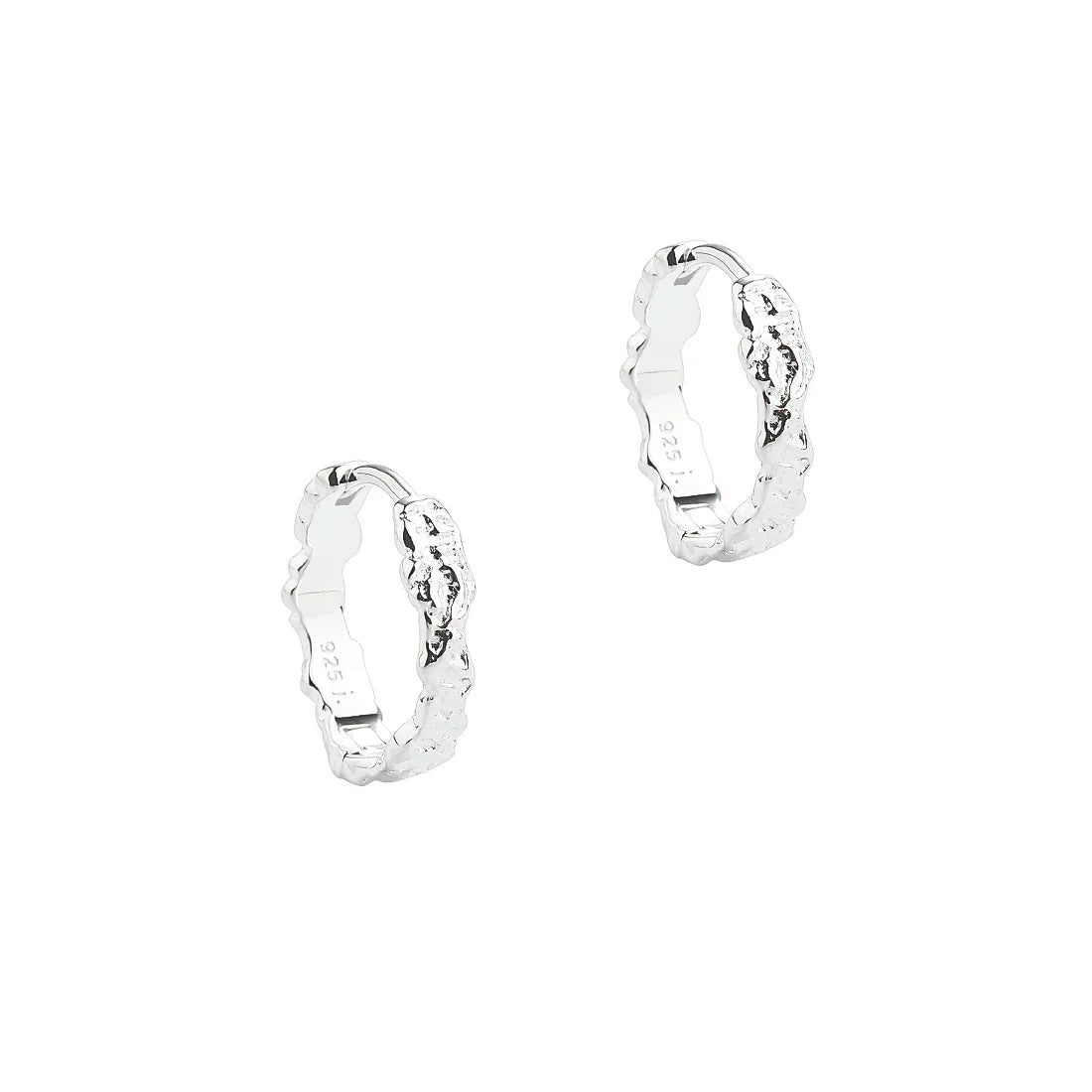 Silberne Armbandohrringe im Strukturdesign, Vorderansicht, rustikale Silberoptik, 925-Stempel sichtbar