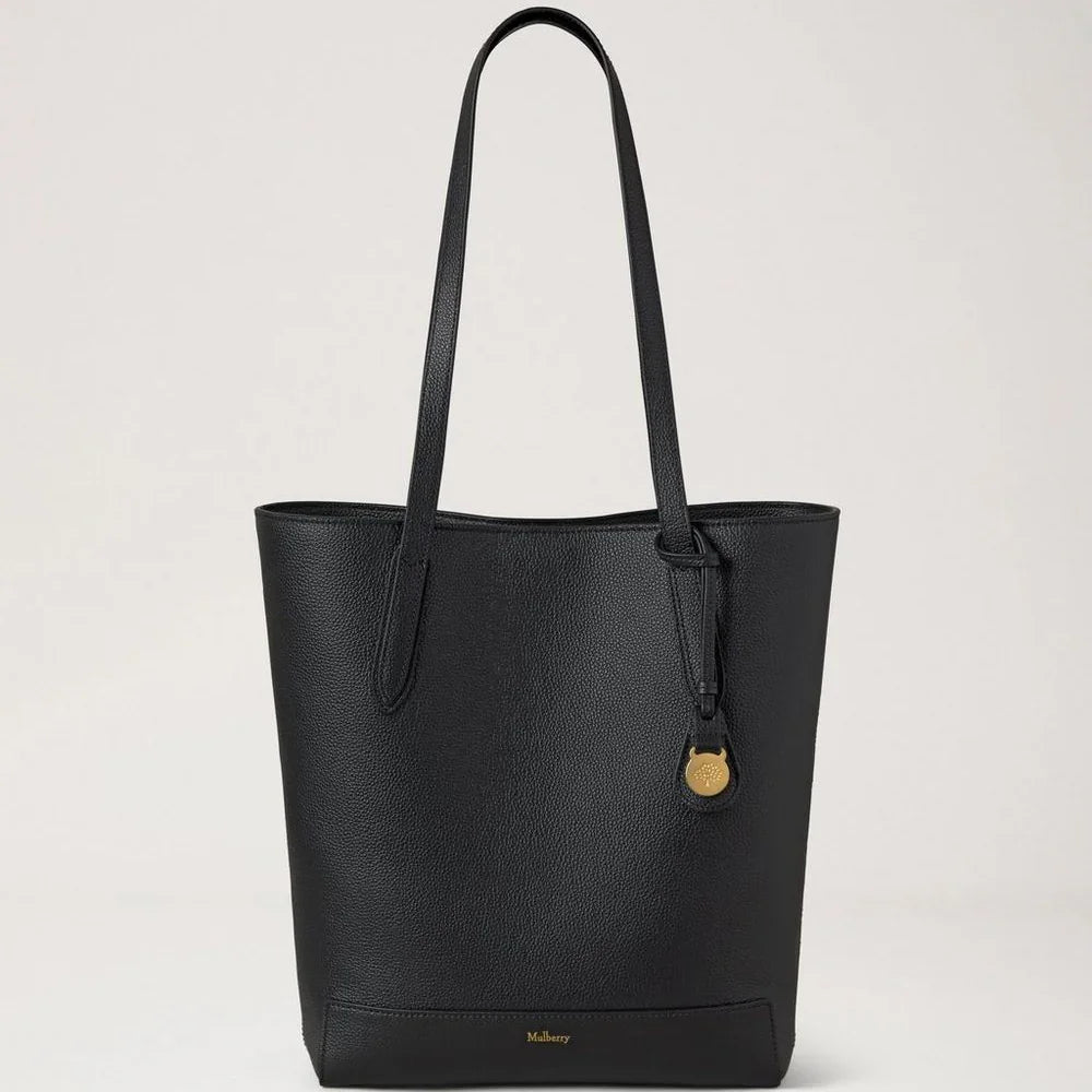 Mulberry A4 North South Shopper Small Classic Grain Black zeigt eine elegante schwarze Umhängetasche aus strukturiertem Leder. Modell HH9846205A100