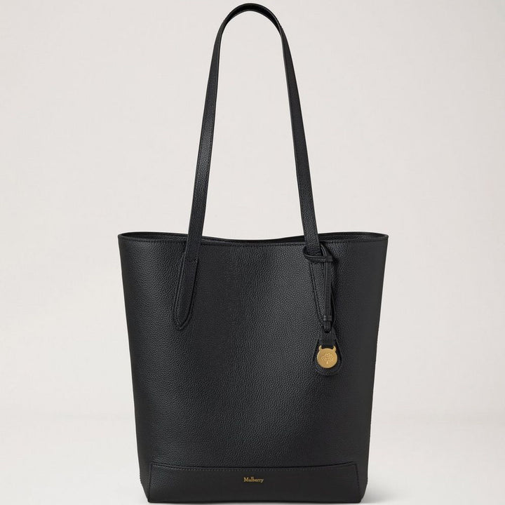 Mulberry A4 North South Shopper Small Classic Grain Black zeigt eine elegante schwarze Umhängetasche aus strukturiertem Leder. Modell HH9846205A100