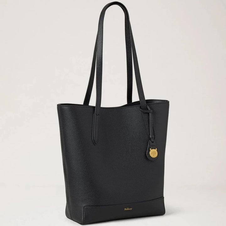 Mulberry A4 North South Shopper Small Classic Grain Black zeigt eine elegante Tasche aus schwarzem geprägtem Leder mit langen Henkeln. Modell HH9846205A100