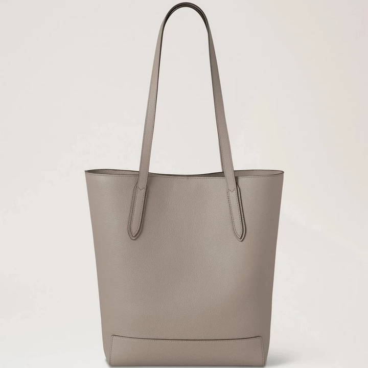 Mulberry Der A4 North South Shopper Small Classic Grain Cashmere Taupe zeigt einen eleganten Shopper aus taupefarbenem Leder. Modell HH9846205F924