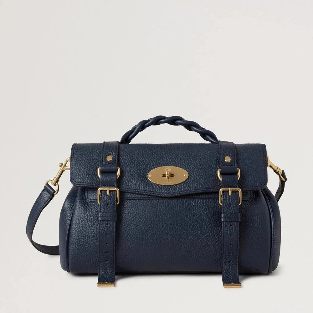 Mulberry Alexa Heavy Grain Night Sky präsentiert eine dunkelblaue Ledertasche mit goldenen Details, Modell HH6746/736U888