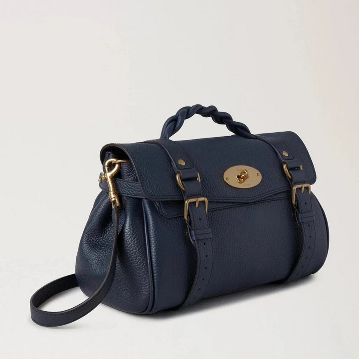Mulberry Alexa Heavy Grain Night Sky zeigt eine Tasche aus dunkelblauem Leder mit geflochtenem Griff und goldenen Schnallen. Modell HH6746/736U888