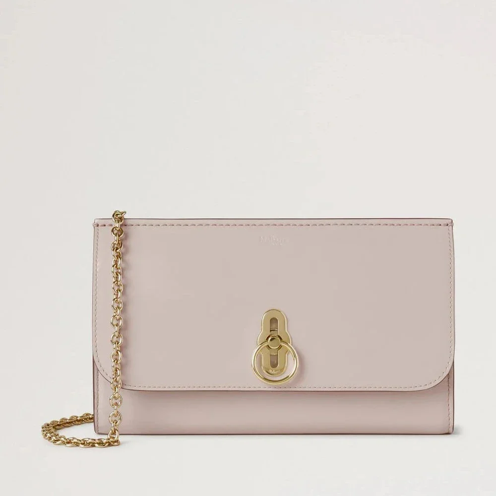 Mulberry Die Amberley Clutch Blossom Pink Soft Patent verleiht mit glänzendem rosa Leder und goldener Kette einen eleganten Look. Modell RL8800710J002