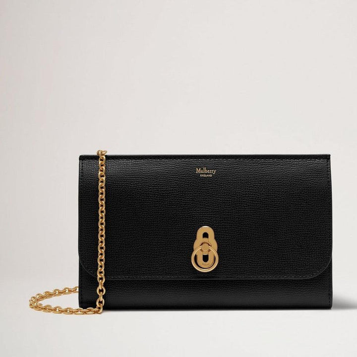 Mulberry Die Amberley Clutch Small Classic Grain Black ist eine elegante Clutch aus schwarzem Leder mit goldener Kette und charakteristischem Verschluss. Modell RL6090205A100.