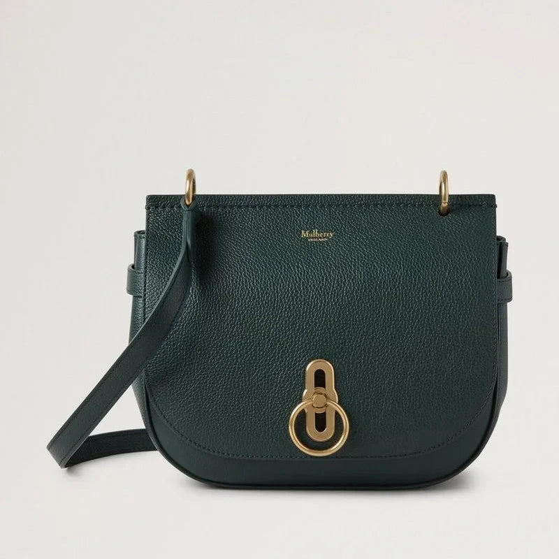 Mulberry Amberley Satchel Small mit klassischer Narbung Mulberry Grün zeigt eine kleine grüne Umhängetasche aus Leder mit goldenem Verschluss. Modell hh9799205q633