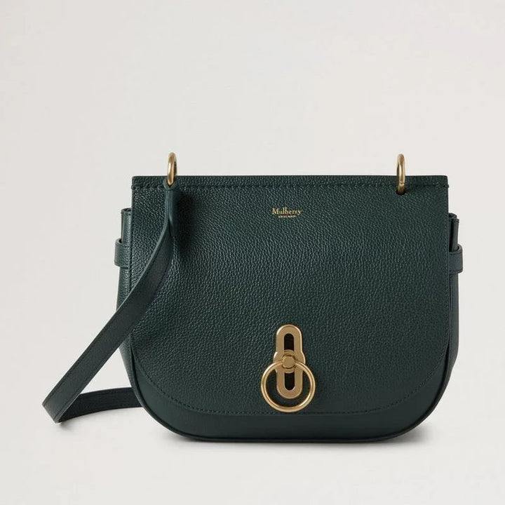 Mulberry Amberley Satchel Small mit klassischer Narbung Mulberry Grün zeigt eine kleine grüne Umhängetasche aus Leder mit goldenem Verschluss. Modell hh9799205q633