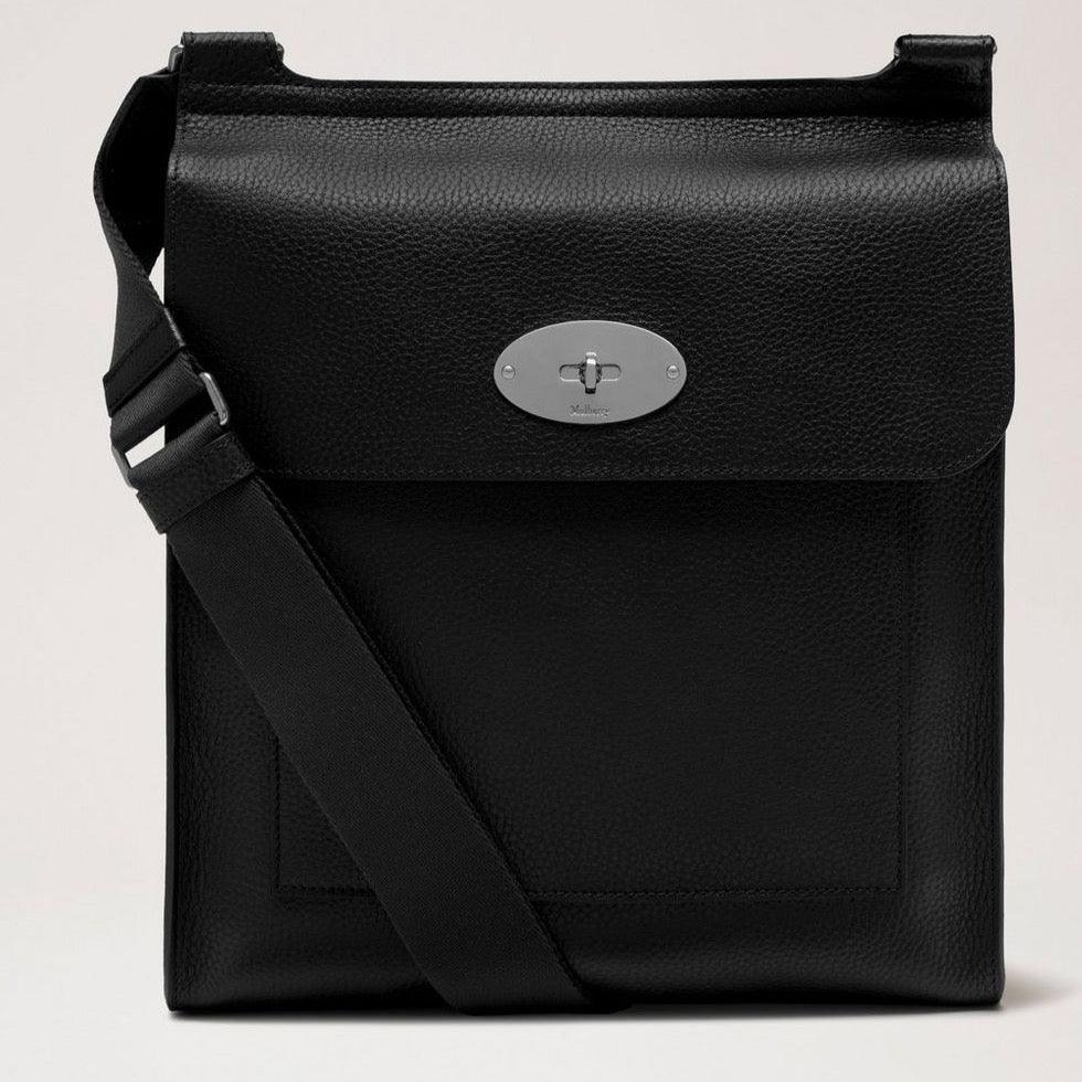 Mulberry Antony Messenger N Small Classic Grain aus schwarzem Leder, Vorderansicht mit verstellbarem Riemen. Modell HH8606205A100