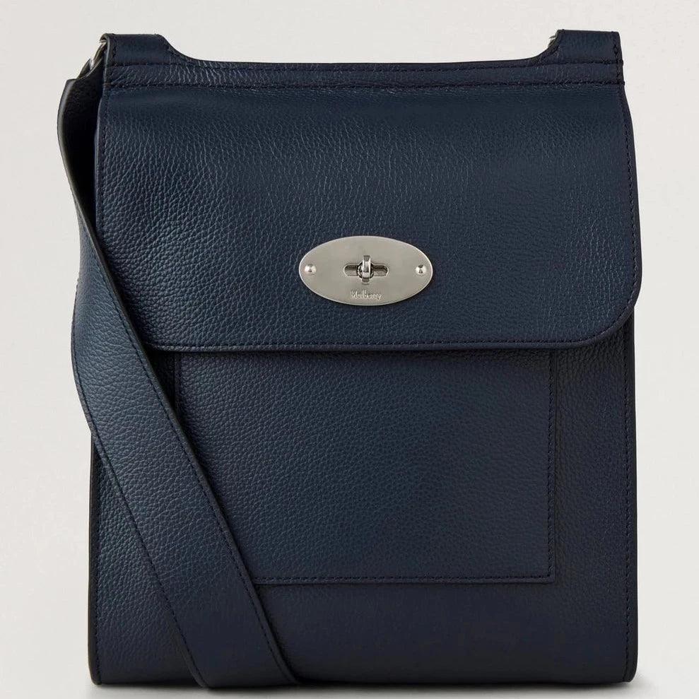Mulberry Antony Kleine Classic Grain Night Sky zeigt dunkelblaue Ledertasche mit Klappe und silberner Schnalle. Modell HH9364205U888