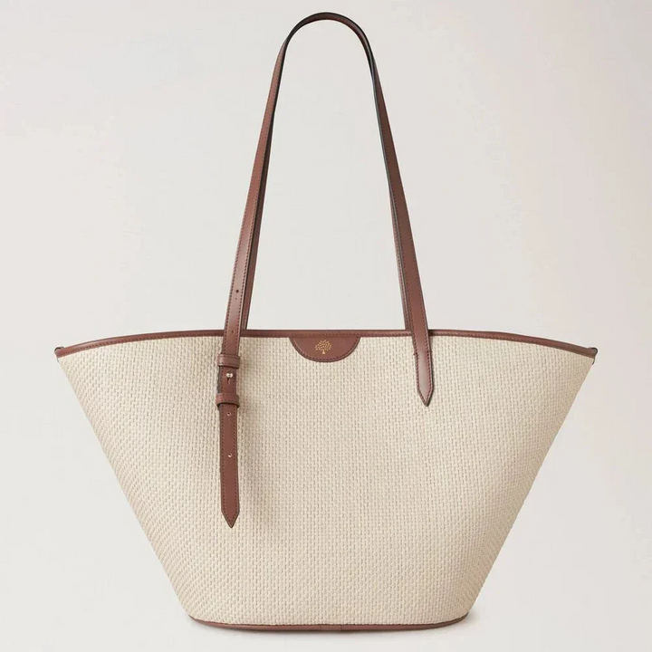Mulberry Die Basket Tote Palma Leaf Oak zeigt eine große Korbtasche mit braunem Ledergriff und cremefarbenem Körper. Modell HH9796000G110.