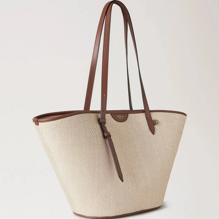 Mulberry Die Basket Tote Palma Leaf Oak ist eine geräumige, gewebte Tasche aus natürlichem Palmblatt und braunem Leder. Modell HH9796000G110.