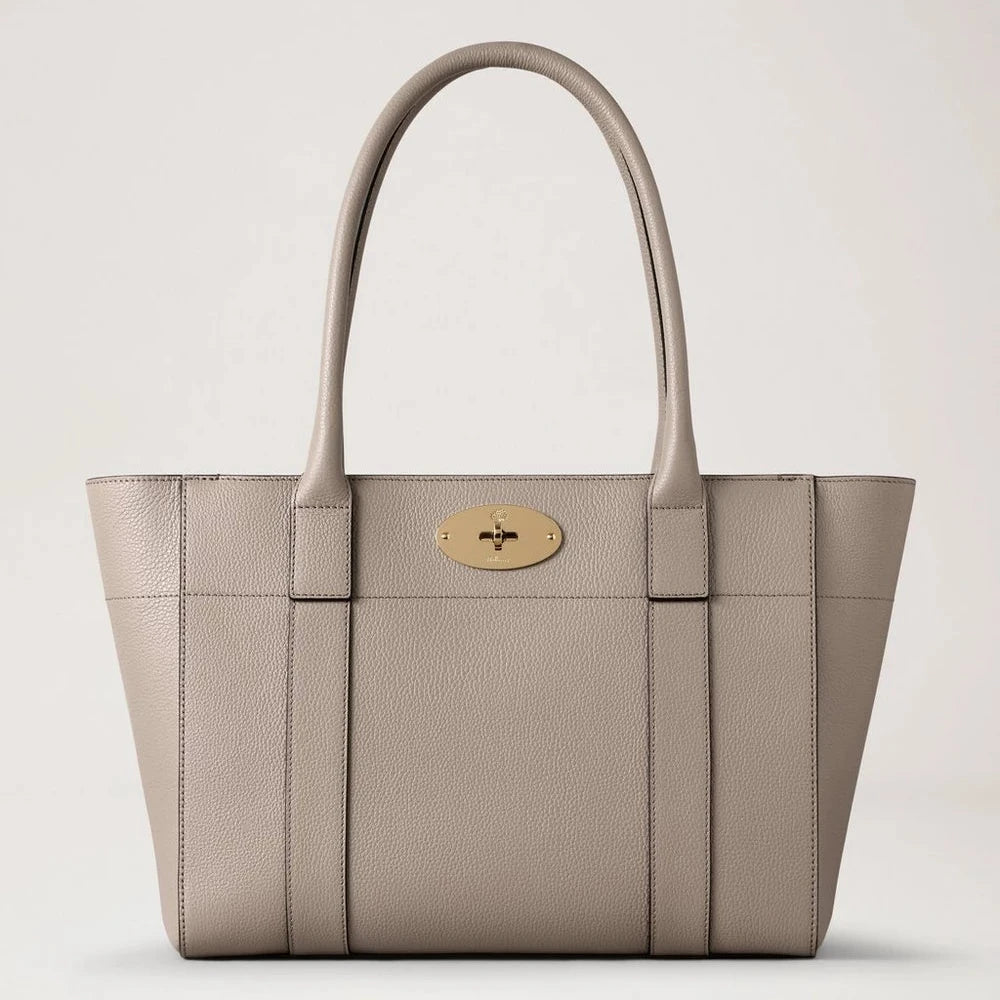 Mulberry Bayswater 9 to 5 Small Classic Grain Cashmere Taupe, elegante Handtasche aus hellgrauem Leder mit goldener Schnalle. Modell HH9831205F924
